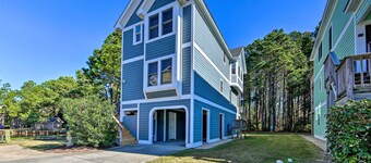 Coastal Home w/ Community Pool < 2 Miles to Beach!