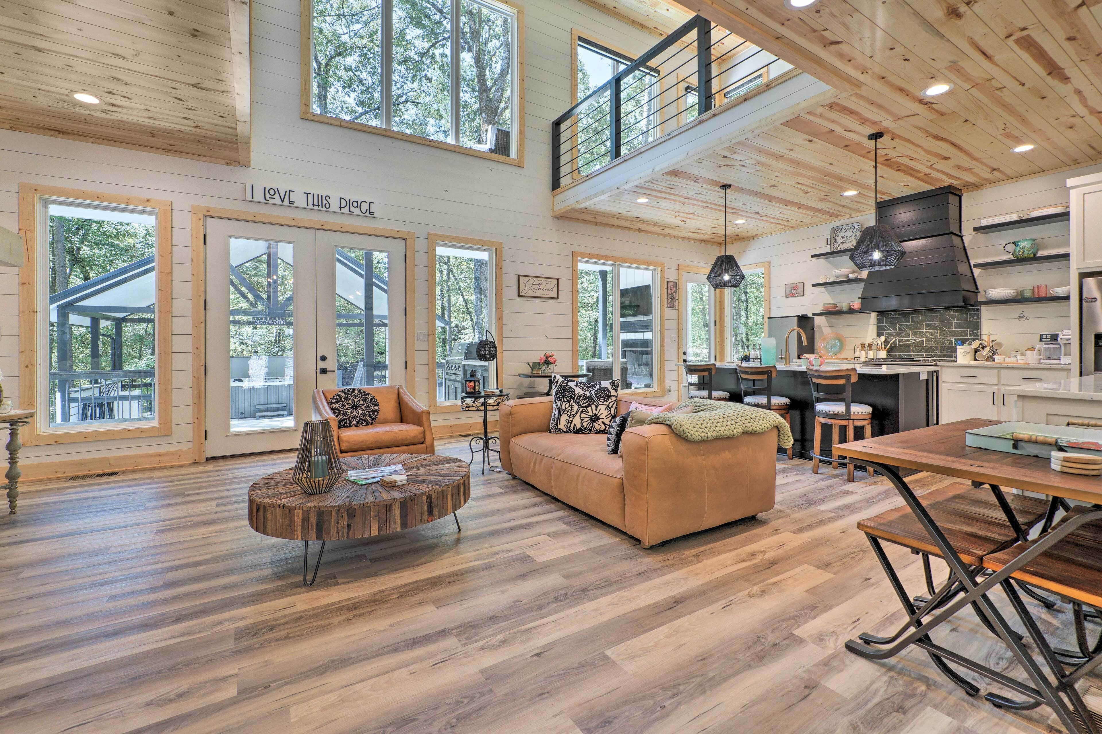 Charming Broken Bow Cabin w/ Deck, Hot Tub!