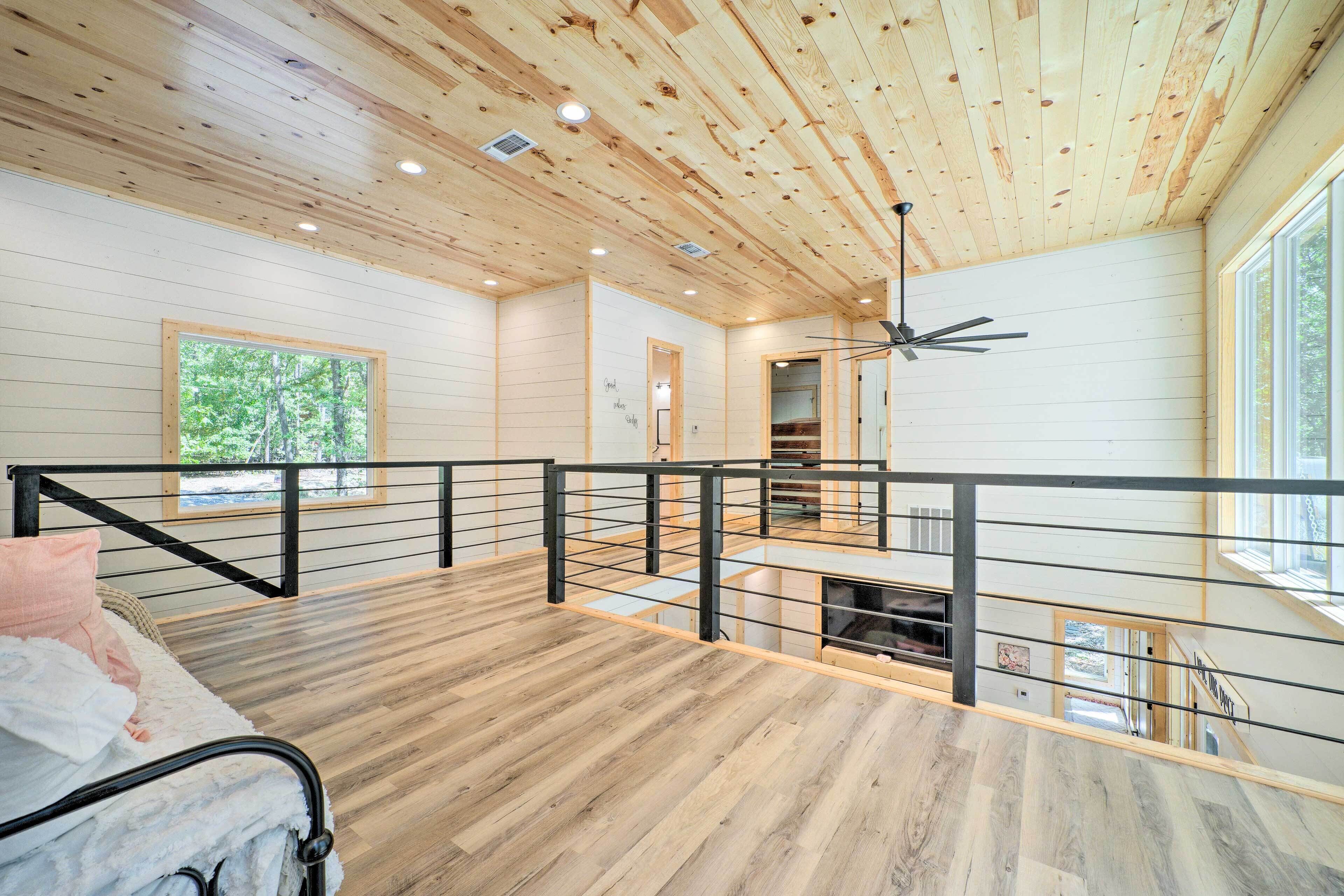 Charming Broken Bow Cabin w/ Deck, Hot Tub!