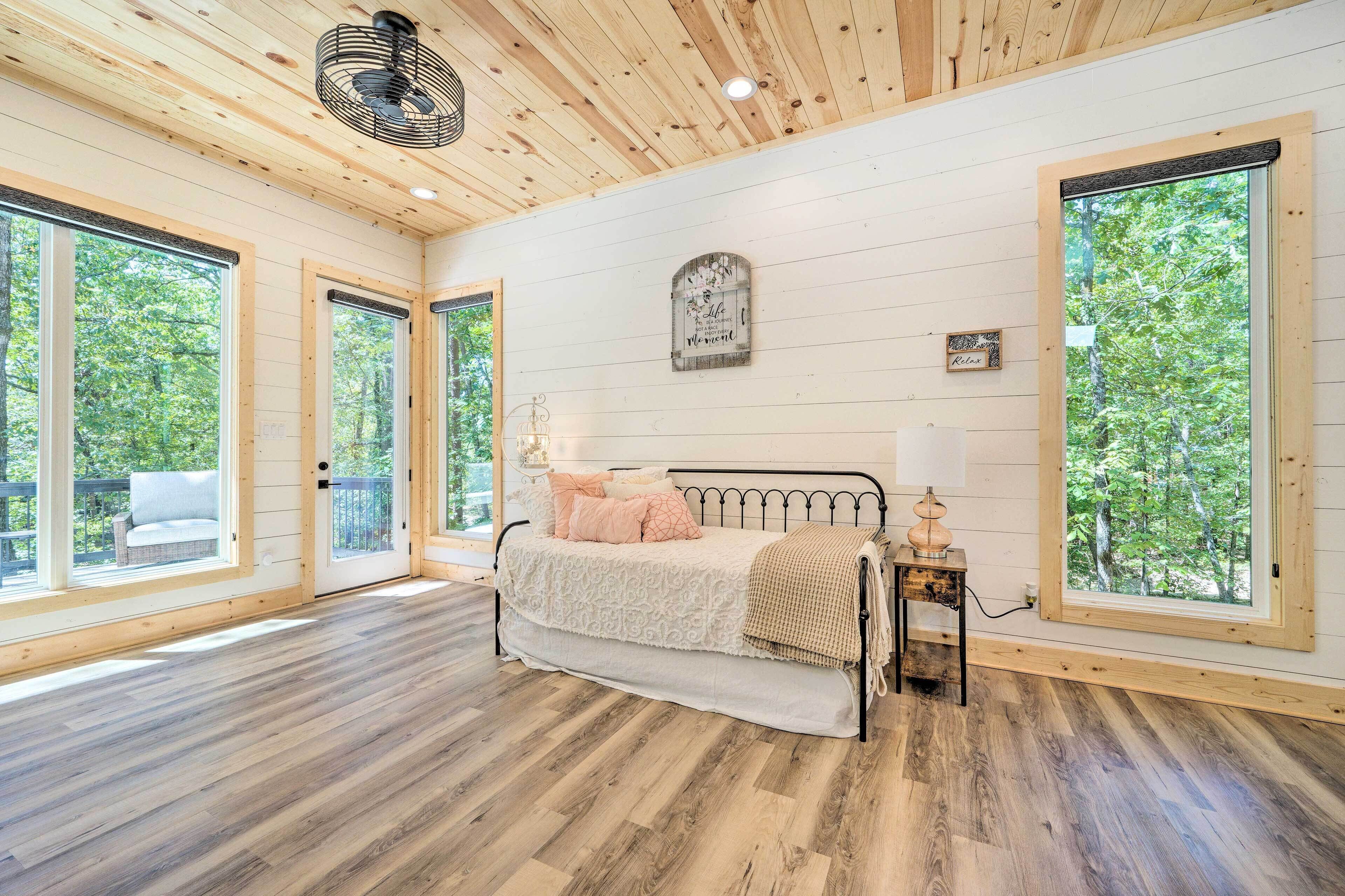 Charming Broken Bow Cabin w/ Deck, Hot Tub!
