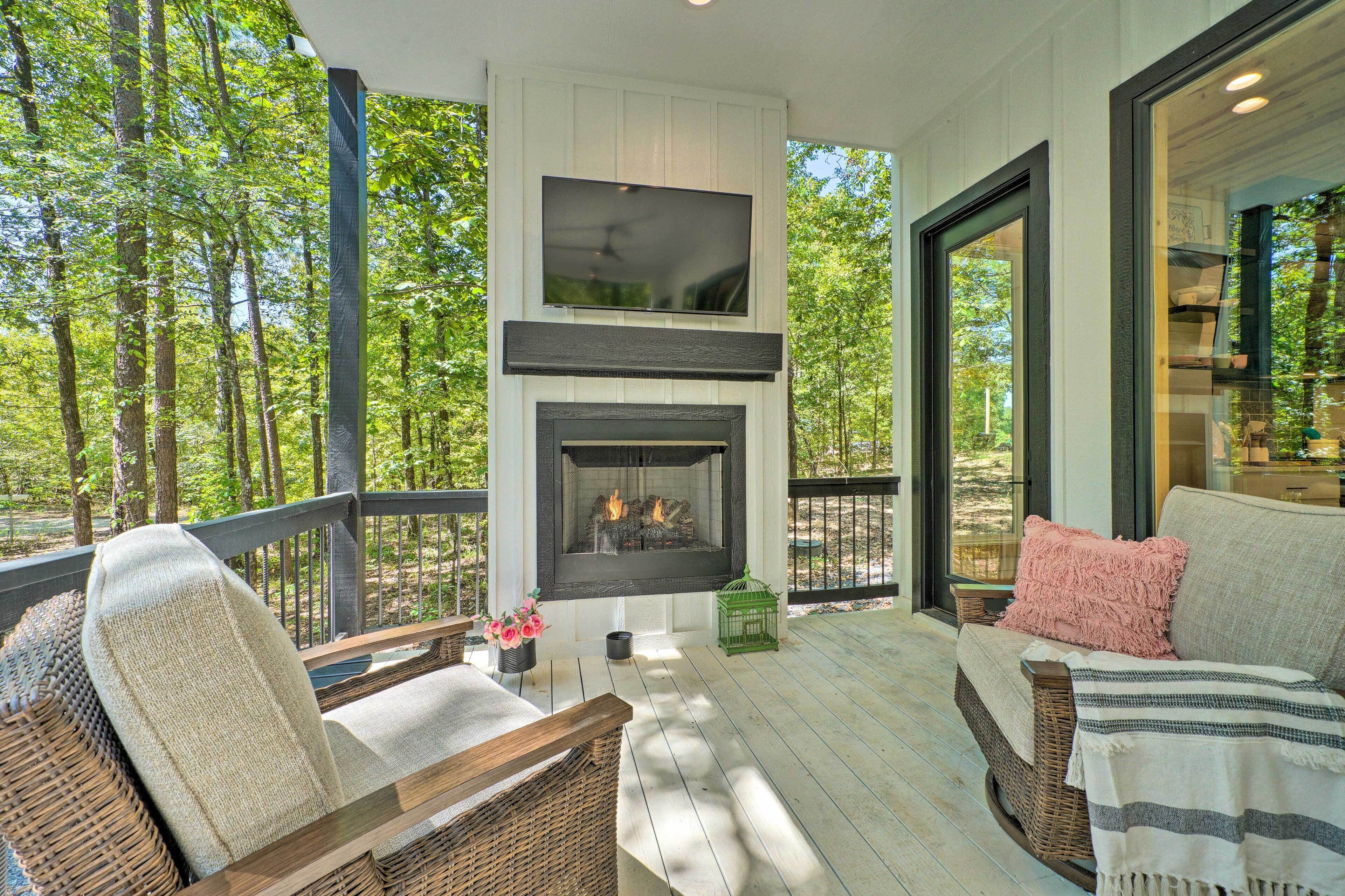 Charming Broken Bow Cabin w/ Deck, Hot Tub!