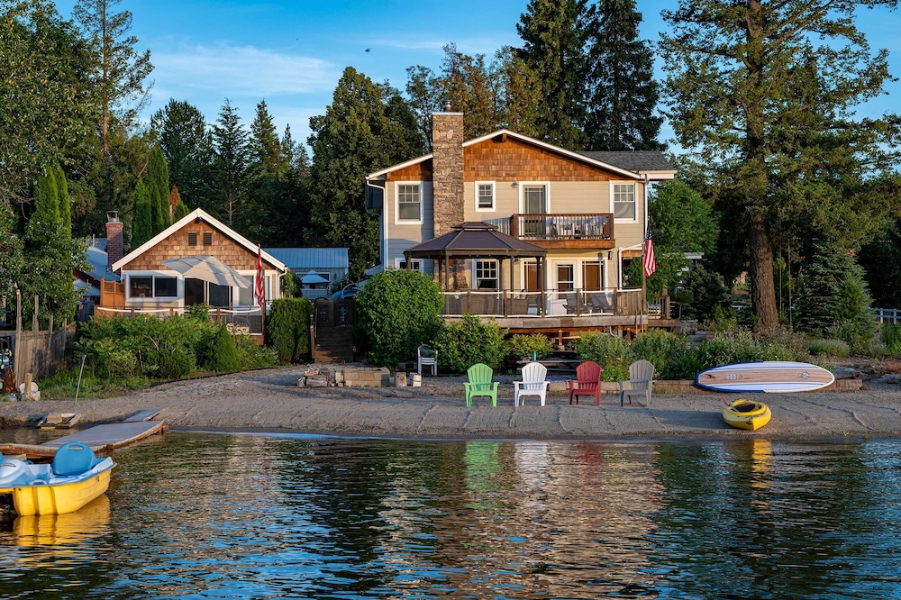 Charming Lakefront Cabin w/ Deck & Fire Pit!