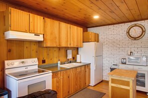 House (2 Bedrooms) | Interior