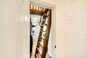 Interior - Contemporary Cabin w/ Mountain Views & Deck (Bonners Ferry)