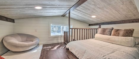 House (1 Bedroom) | 1 bedroom, desk, laptop workspace, iron/ironing board