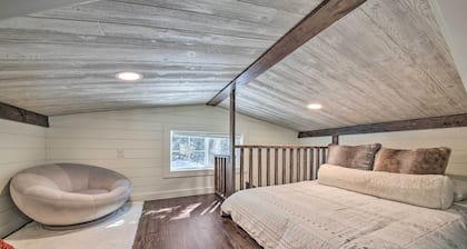 Contemporary Cabin w/ Mountain Views & Deck