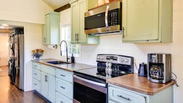 House (1 Bedroom) | Private kitchen | Microwave, oven, stovetop, cookware/dishes/utensils