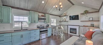 Contemporary Cabin w/ Mountain Views & Deck