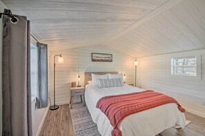 1 bedroom, desk, laptop workspace, iron/ironing board - Contemporary Cabin w/ Mountain Views & Deck (Bonners Ferry)