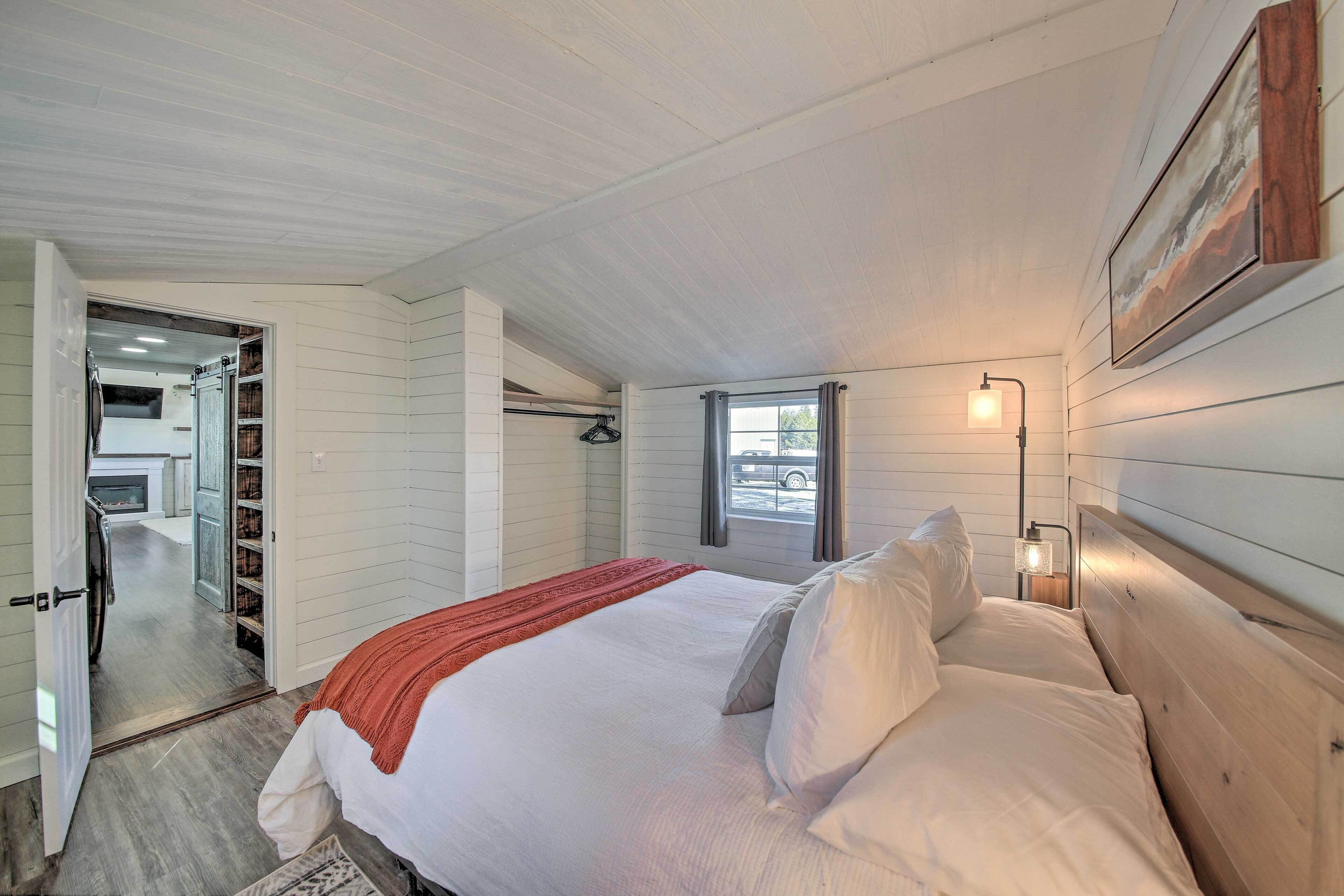 منزل (1 Bedroom) | 1 غرفة نوم ومكتب ومساحة عمل للكمبيوتر المحمول ومكواة/لوح كي