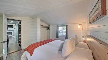 House (1 Bedroom) | 1 bedroom, desk, laptop workspace, iron/ironing board