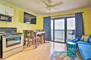 Apartment (1 Bedroom) | Interior - Corpus Christi Beachfront Condo w/ Pool Access! (Corpus Christi)