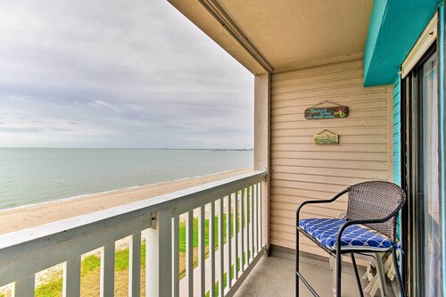 Corpus Christi Beachfront Condo w/ Pool Access!