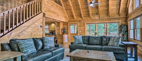 House (4 Bedrooms) | Living area