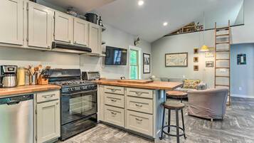 House (2 Bedrooms) | Private kitchen | Oven, stovetop, dishwasher, highchair