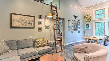 House (2 Bedrooms) | Living area | TV, books
