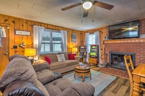 Interior - Cozy Kentucky Cabin w/ Sunroom, Yard & Views! (Cub Run)