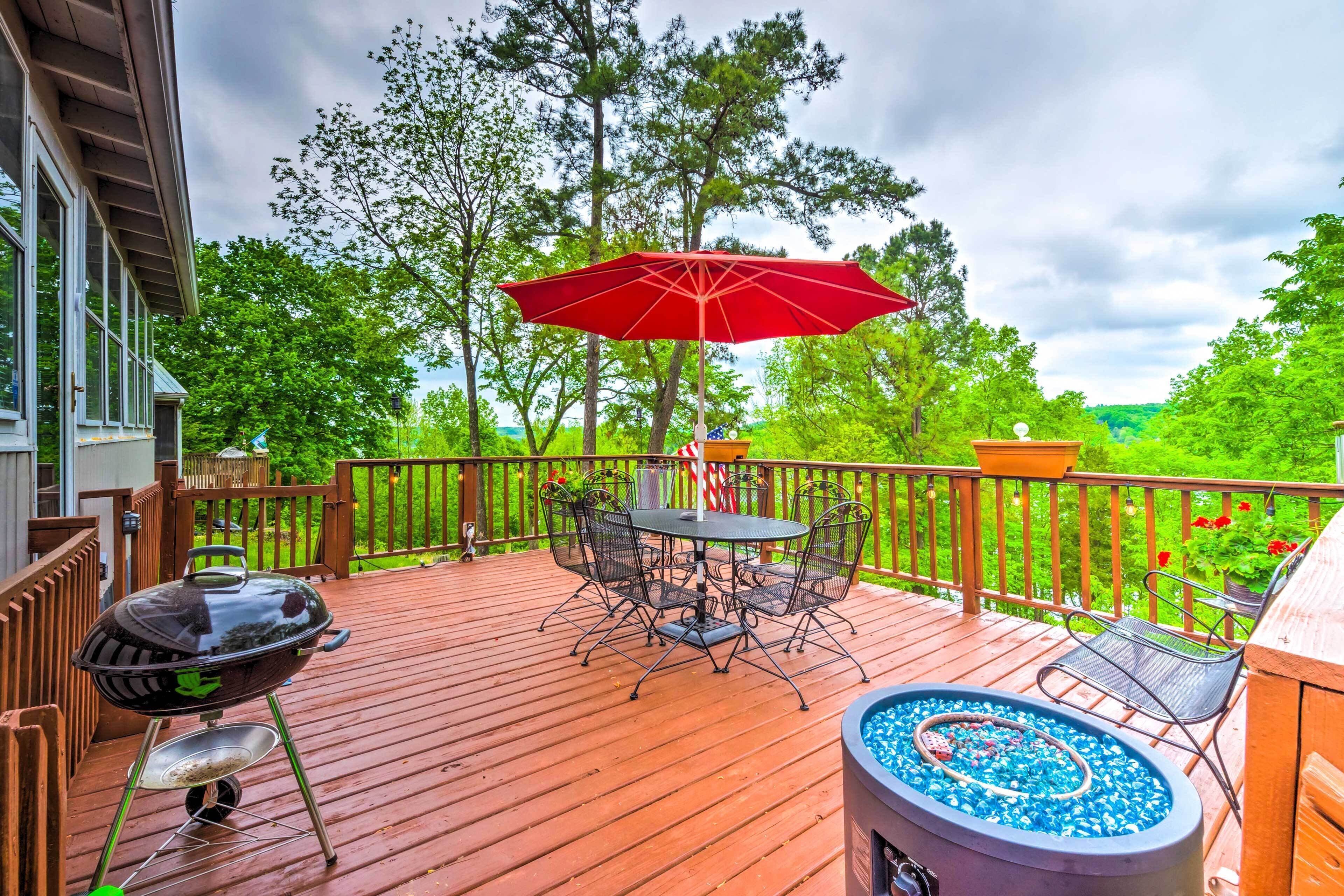 Cozy Kentucky Cabin w/ Sunroom, Yard & Views!
