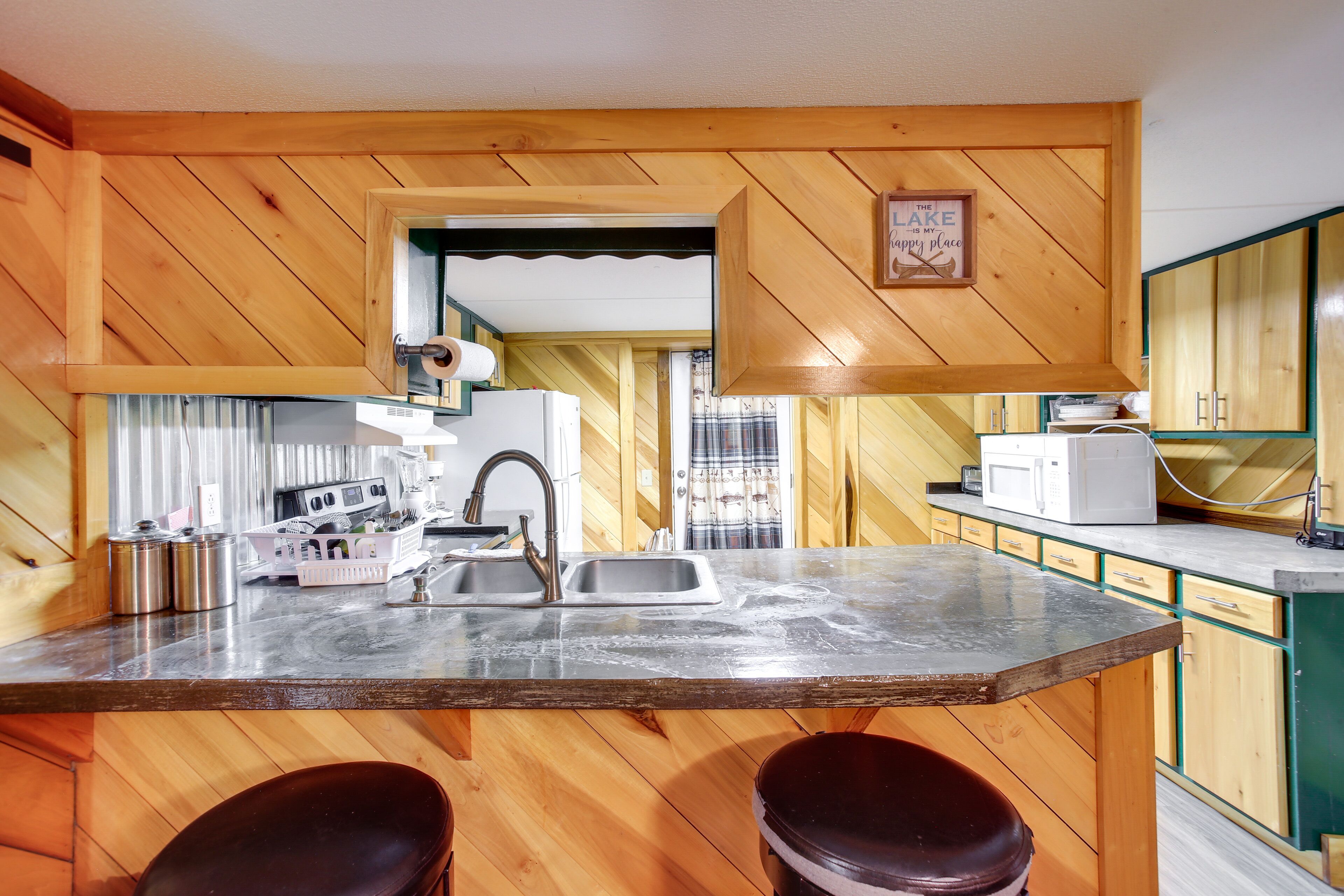 House (5 Bedrooms) | Private kitchen | Microwave, oven, stovetop, dishwasher