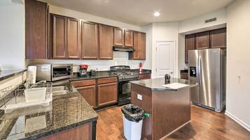 Rumah (3 Bedrooms) | Dapur pribadi | Microwave, oven, kompor, dan mesin pencuci piring