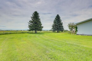 House (3 Bedrooms) | Interior - Charming Joliet Ranch House on a Working Farm (Joliet)