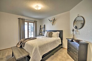 House (3 Bedrooms) | Interior - Charming Joliet Ranch House on a Working Farm (Joliet)
