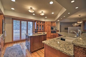 House (3 Bedrooms) | Interior - Charming Joliet Ranch House on a Working Farm (Joliet)