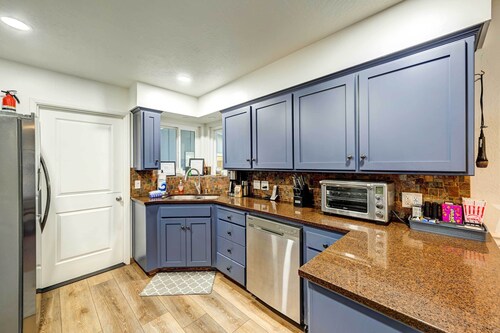 Dog-friendly Oakhurst Home: Walk to Downtown!