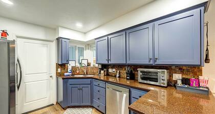 Dog-friendly Oakhurst Home: Walk to Downtown!