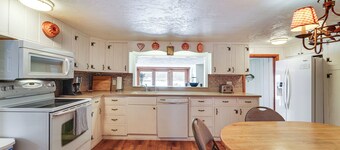 Family Cottage on Chaumont Bay, Walk to Downtown