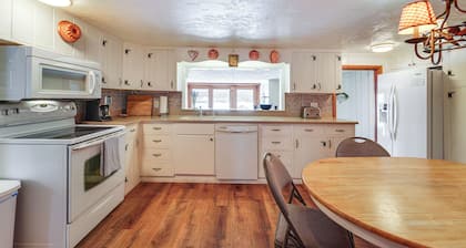Family Cottage on Chaumont Bay, Walk to Downtown