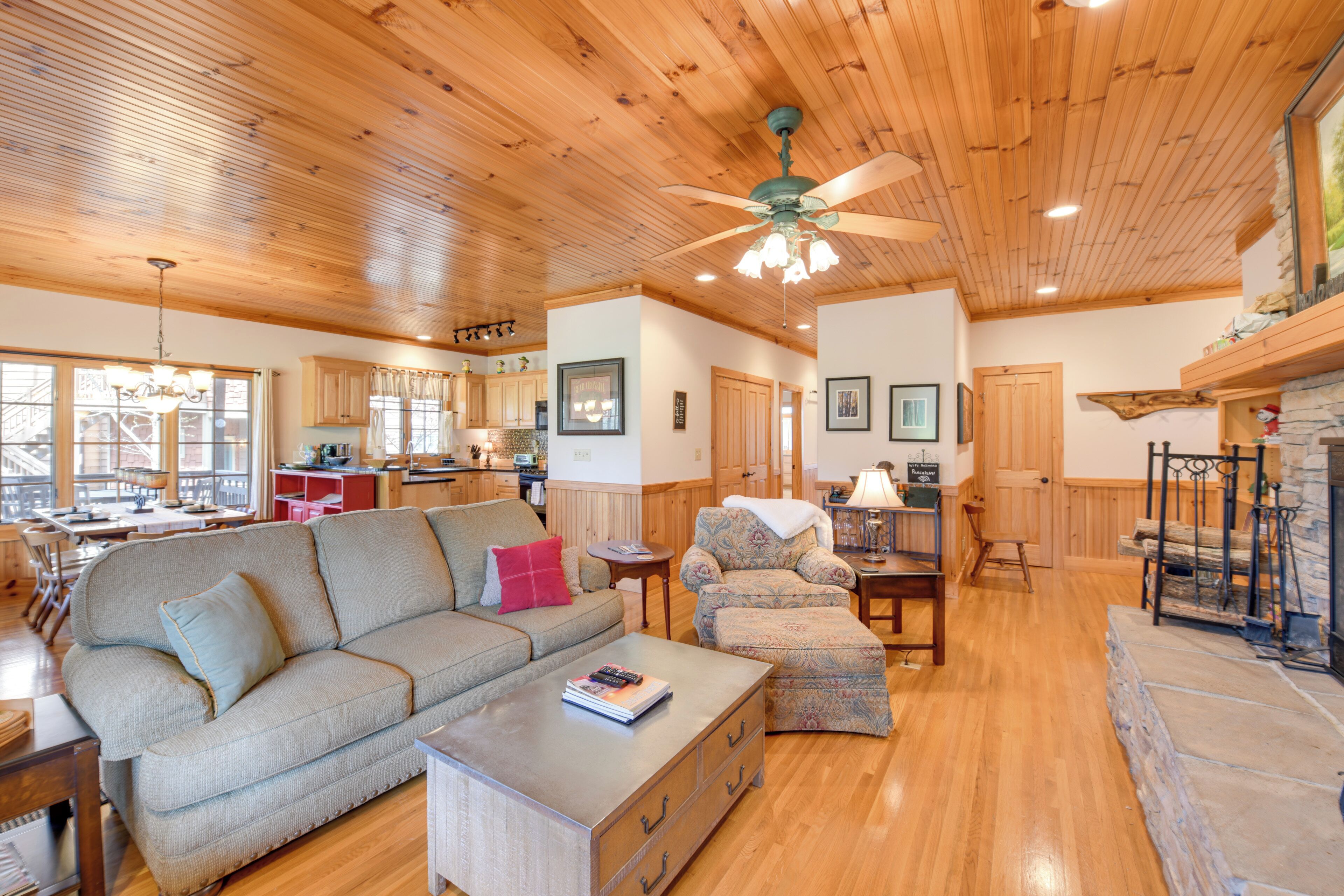 Inviting Cashiers Condo: Deck & Golf Course Views!