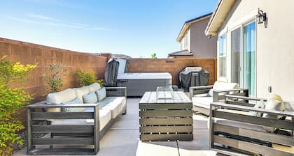 Community Pool & Private Hot Tub: Washington Home!