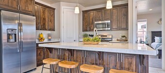 Private Hot Tub & Community Pool: Washington Home!