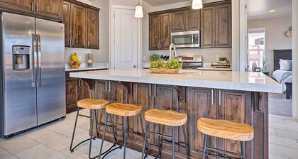 Private Hot Tub & Community Pool: Washington Home!