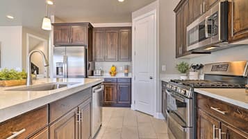 House (5 Bedrooms) | Interior