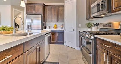 Private Hot Tub & Community Pool: Washington Home!