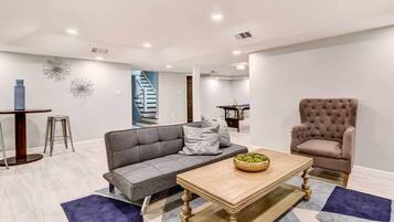 House (6 Bedrooms) | Interior