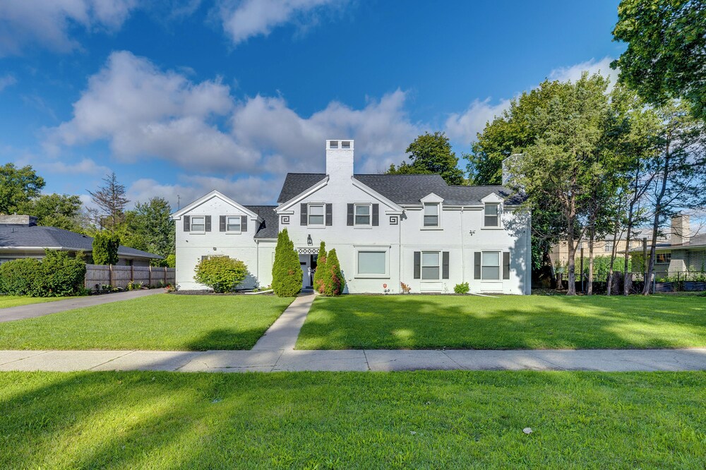 Luxurious Detroit Home - Walk to Golf & Park!