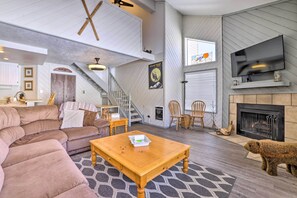 Apartment (1 Bedroom) | Ruang tamu | TV, buku-buku