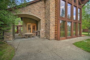 Outdoor dining - Luxe Mccall Cabin w/ Hot Tub ~ 8 Mi to Skiing (McCall)