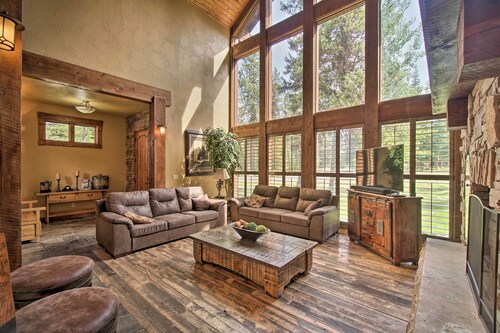 Luxe Mccall Cabin w/ Hot Tub ~ 8 Mi to Skiing