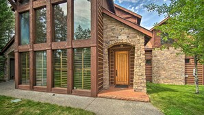 Una casa moderna con amplios ventanales, un acceso de piedra y un césped bien cuidado.