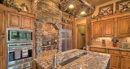 Luxe Mccall Cabin w/ Hot Tub ~ 8 Mi to Skiing