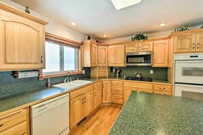 Microwave, oven, stovetop, dishwasher - Family-friendly Driggs House w/ Deck + Views (Tetonia)
