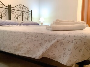 1 bedroom, bed sheets