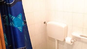 Suihku, hiustenkuivaaja, bidee, pyyhkeet