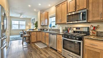 House (3 Bedrooms) | Dapur peribadi | Ketuhar gelombang mikro, ketuhar, dapur, mesin basuh pinggan mangkuk