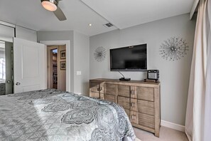 House (3 Bedrooms) | Interior - Luxury Hamptons Home on Canal w/ Dock & Kayaks! (East Quogue)