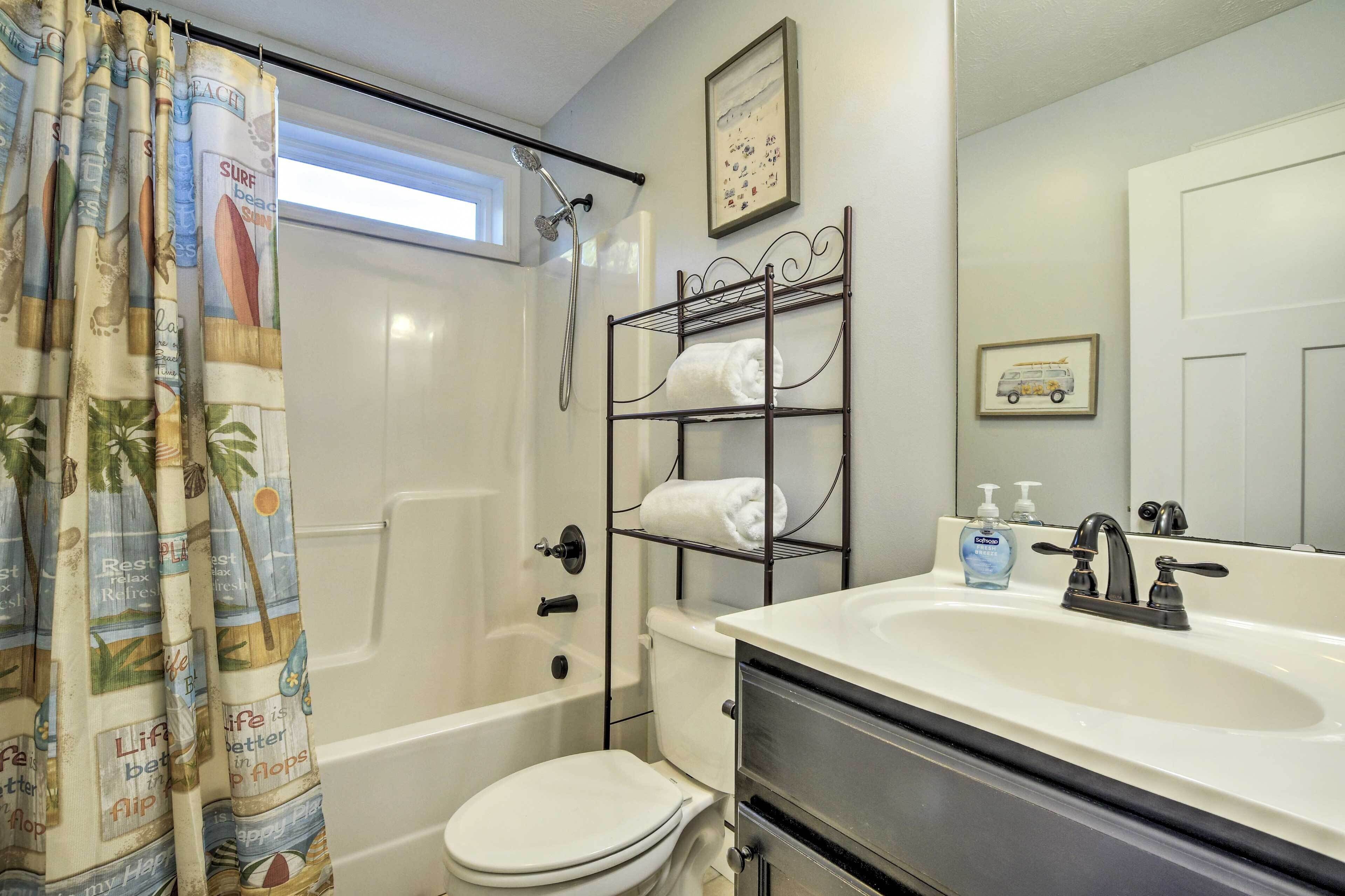 Ein Badezimmer mit Dusche, Toilette und Waschbecken.